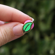 Charger l'image dans la visionneuse de la galerie, Smooth Leaf Mini Enamel Pin