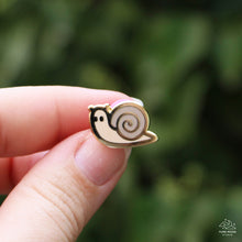 Charger l&#39;image dans la visionneuse de la galerie, Snail Mini Enamel Pin
