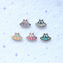 Charger l'image dans la visionneuse de la galerie, Flying Saucer Mini Enamel Pin
