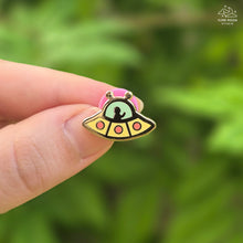 Charger l'image dans la visionneuse de la galerie, Flying Saucer Mini Enamel Pin
